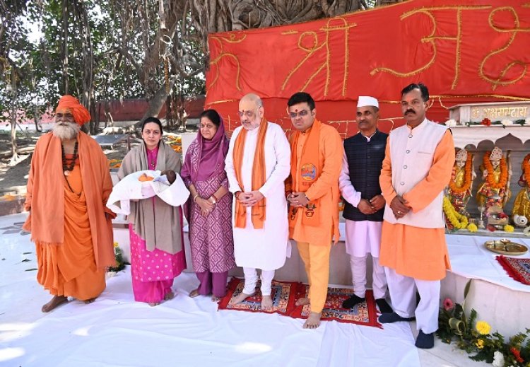 गृहमंत्री अमित शाह और मुख्यमंत्री योगी ने किए अक्षयवट के दर्शन