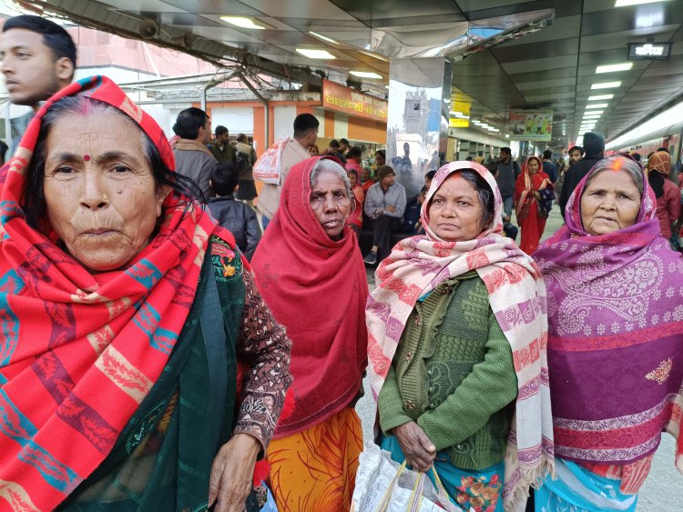 श्रद्धालु बाेले, महाकुम्भ में गरीबी मिटाने नहीं अपनी आस्थावश जा रहे