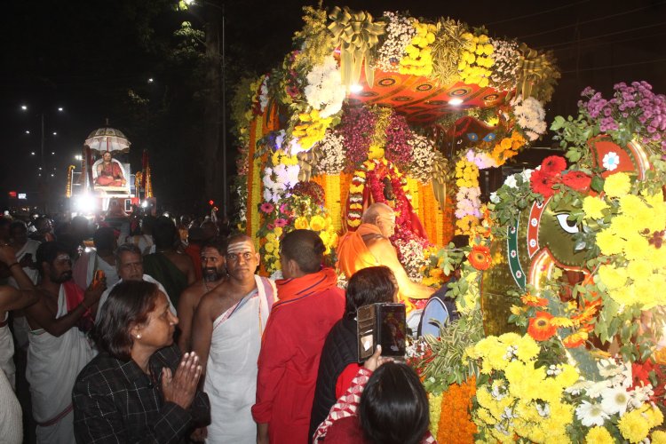 श्रृंगेरी मठ के शंकराचार्य काशी पहुंचे, शंखनाद और शहनाई की धुन पर स्वागत