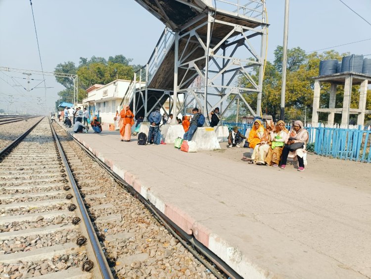 औरैया: मेमू पैसेंजर ट्रेनें निरस्त होने से यात्री परेशान