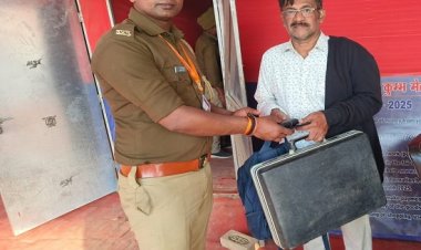 केरल के श्रद्धालु का खोया हुआ पैसा, मोबाइल और अटैची महाकुम्भ पुलिस ने खोज निकाला
