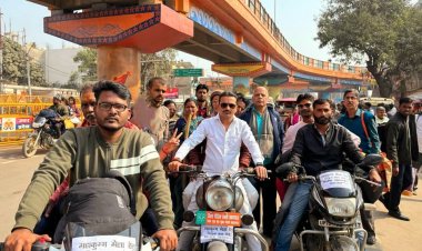 महाकुंभनगर: बुजुर्ग श्रद्धालुओं को नि:शुल्क वाहन सेवा उपलब्ध करा रहे संघ के स्वयंसेवक