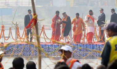 प्रधानमंत्री नरेन्द्र मोदी ने संगम में डुबकी लगाकर दिया वसुधैव कुटुम्बकम का  संदेश