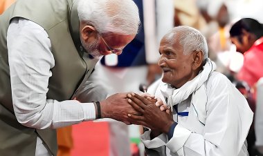 महाकुंभ नगर: प्रधानमंत्री से वृद्धजन की मुलाकात एक अविस्मरणीय संस्मरण