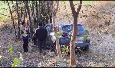 कुंभ स्नान कर लौट रहे श्रद्धालुओं की कार खाई में गिरी, पांच घायल 