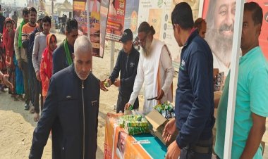 आर्ट ऑफ लिविंग के स्वयंसेवकों ने कल्पवासियों में वितरित की खाद्य सामग्री