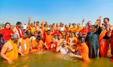  मुख्यमंत्री ने मंत्रिपरिषद्, सांसदों व विधायकों के साथ संगम में लगाई डुबकी