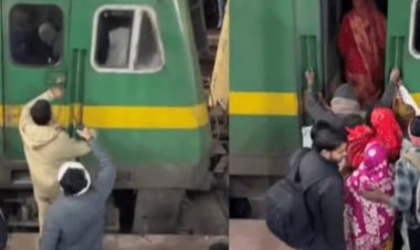 ट्रेन की बोगी में प्रयागराज जाने के लिए जगह नहीं मिली तो श्रद्धालु इंजन में चढ़ गए