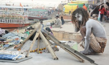 वाराणसी में गंगाघाटों पर नागा संतों का डेरा गुलजार,चहुंओर मिनी कुंभ का नजारा