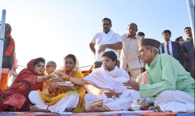 केंद्रीय मंत्री ज्योतिरादित्य ने संगम में लगाई डुबकी, बोले-त्रिवेणी में स्नान अलौकिक क्षण