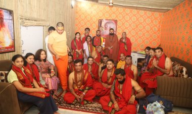 महाकुम्भ : अब सिर्फ नागा साधु ही नहीं, महाकुम्भ की व्यवस्थाओं का अध्ययन भी कर रहे विदेशी पर्यटक