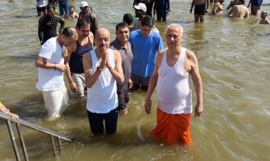 राज्यपाल डेका ने महाकुंभ के अवसर पर त्रिवेणी संगम में किया स्नान