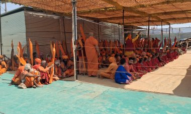 महाकुम्भ से विदा हुए सनातन के संरक्षक दंडी स्वामी संत, संगम में किया महाकुम्भ का आखिरी स्नान