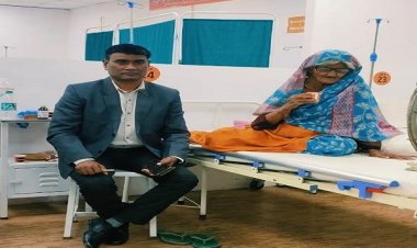 महाकुम्भ में परिजनों से बिछुड़ी वृद्ध महिला को मिला समाज कल्याण विभाग का साथ