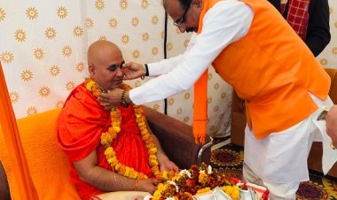 महाकुम्भ:  शंकराचार्य के शिविर में पहुंचे उप्र के श्रम एवं सेवायोजन अध्यक्ष डॉ.रघुराज सिंह, लिया आशीर्वाद