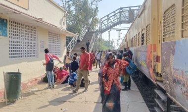 कंचाैसी रेलवे स्टेशन पर महाकुंभ जाने वाले श्रद्धालुओं की उमड़ी भीड़