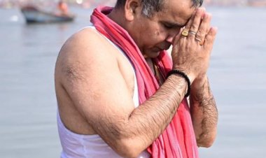 सपरिवार महाकुम्भ पहुंचे सपा सांसद धर्मेन्द्र यादव,संगम में लगाई डुबकी