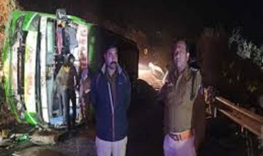 इंदौर: सिमरोल घाट पर टूरिस्ट बस बेकाबू हाेकर पलटी, 9 लाेग घायल