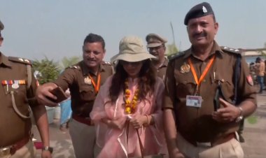 महाकुम्भ : जूही चावला ने संगम में लगाईं डुबकी, बोलीं-'मन कर रहा था मैं यहीं रह जाऊं'