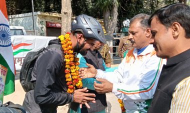 शहीद सेना सम्मान भारत साईकिल यात्रा पर निकले अभिषेक, हरदोई पहुंचे