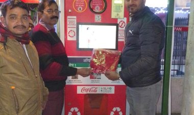 प्लास्टिक की बोतल लाओ, इनाम में उसी से बनी टी-शर्ट व कैप पाओ