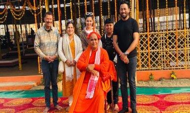 शंकराचार्य के शिविर में पहुंचे असम एएसएफएफडीसी के अध्यक्ष व अभिनेत्री प्रीती कुङगुना