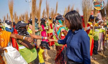 महाकुम्भ मेला क्षेत्र में 15 हजार स्वच्छता कर्मियों ने 10 किमी तक सफाई अभियान चलाकर बनाया नया कीर्तिमान