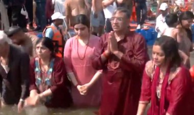 भारत के मुख्य चुनाव आयुक्त ज्ञानेश कुमार ने सपरिवार संगम में लगाई डुबकी