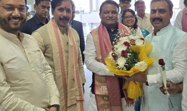 उड़ीसा के मुख्यमंत्री मोहन चरण माझी वाराणसी पहुंचे,एयरपोर्ट पर स्वागत