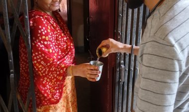 घर घर पहुंचाया जा रहा है प्रयागराज त्रिवेणी संगम का पवित्र जल