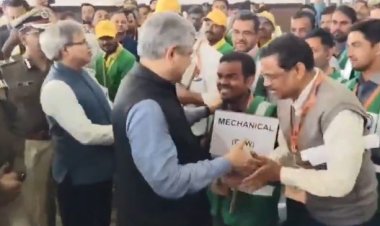 रेलमंत्री वैष्णव पहुंचे प्रयागराज जंक्शन,अधिकारियों का जताया आभार