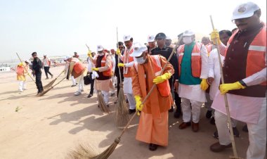 प्रयागराज पहुंचे मुख्यमंत्री योगी ने मंत्रियों संग अरैल घाट पर चलाया स्वच्छता अभियान