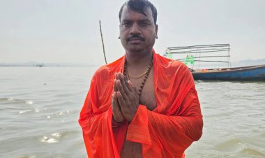 मिल्कीपुर विधायक चंद्रभानु पासवान ने संगम में लगाई पवित्र डुबकी