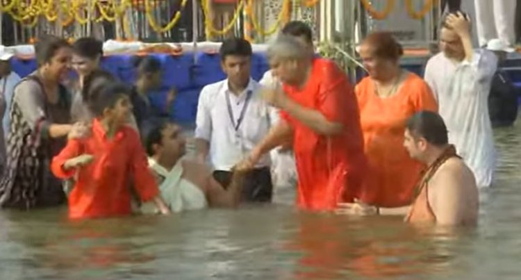 उप राष्ट्रपति धनखड़ ने सपरिवार संगम में लगाई डुबकी