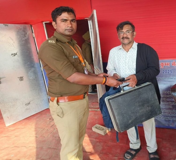 केरल के श्रद्धालु का खोया हुआ पैसा, मोबाइल और अटैची महाकुम्भ पुलिस ने खोज निकाला