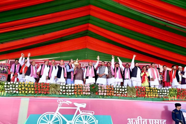 लोग वस्त्र से नहीं, विचार से योगी होते हैं : अखिलेश यादव
