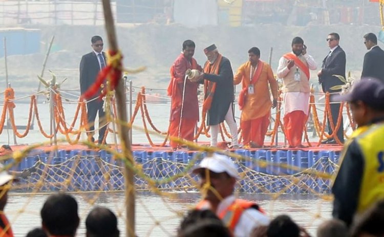 प्रधानमंत्री नरेन्द्र मोदी ने संगम में डुबकी लगाकर दिया वसुधैव कुटुम्बकम का संदेश