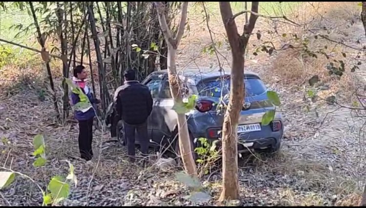 कुंभ स्नान कर लौट रहे श्रद्धालुओं की कार खाई में गिरी, पांच घायल