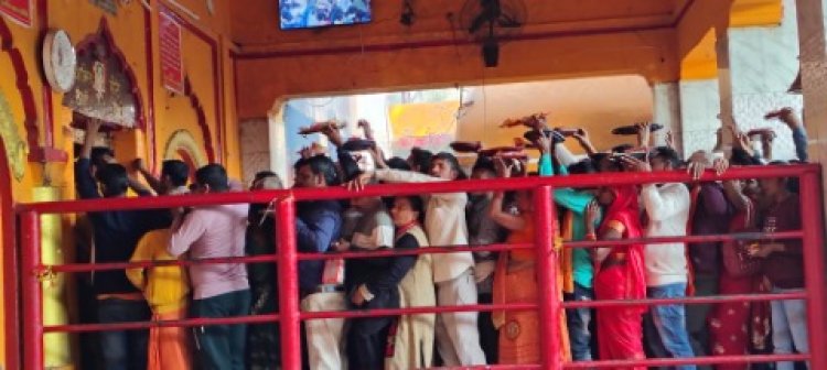 प्रयागराज महाकुम्भ स्नान के बाद नैमिषारण्य में दर्शन के लिए उमड़ रहे श्रद्धालु