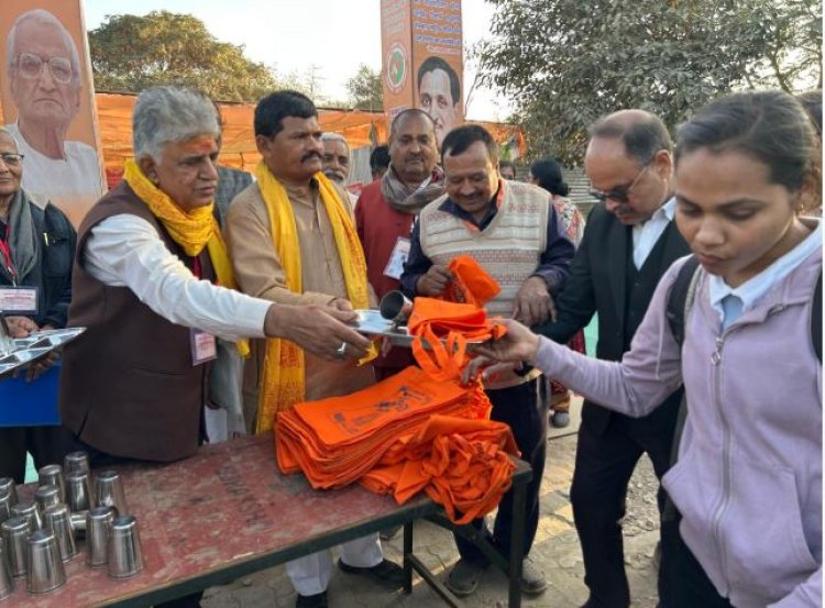 सहकार भारती ने महाकुम्भ में थाली व थैला का वितरण किया