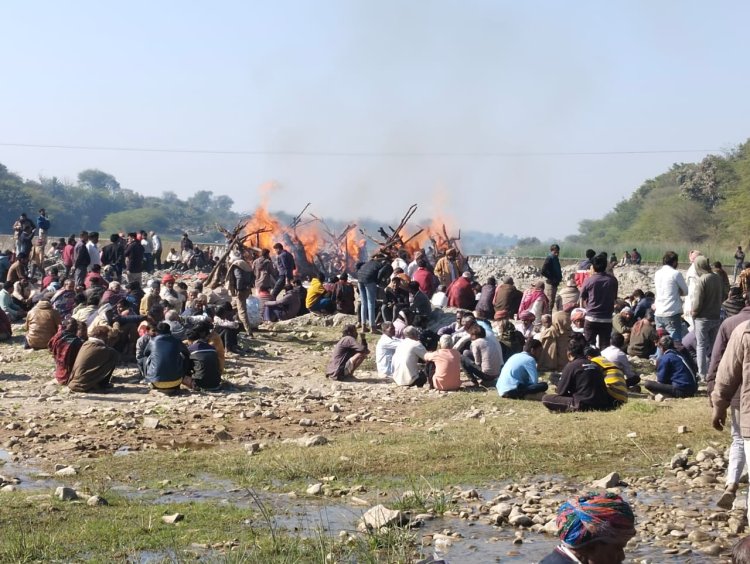 आठ मृतकों की अंत्येष्ठि में उमड़े ग्रामीण, कलेक्टर भी हुए शरीक