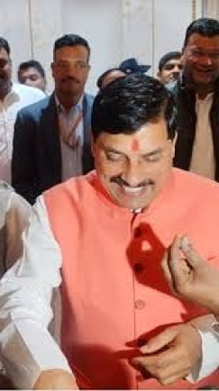 मुख्यमंत्री डॉ. यादव महाकुंभ में गंगा स्नान के लिए हुए रवाना, दिल्ली चुनाव की जीत पर मंत्री-विधायक को खिलाई मिठाई
