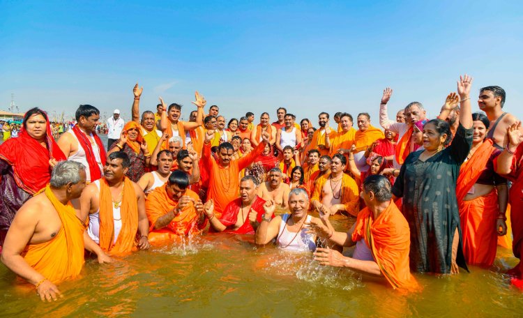 मुख्यमंत्री ने मंत्रिपरिषद्, सांसदों व विधायकों के साथ संगम में लगाई डुबकी