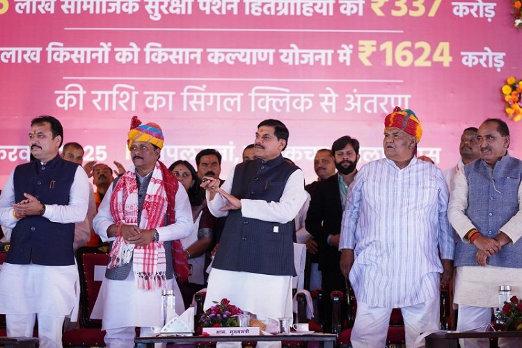 मप्रः मुख्यमंत्री ने 1.27 करोड़ लाड़ली बहनों के खातों में अंतरित की 1553 करोड़ रुपये की राशि