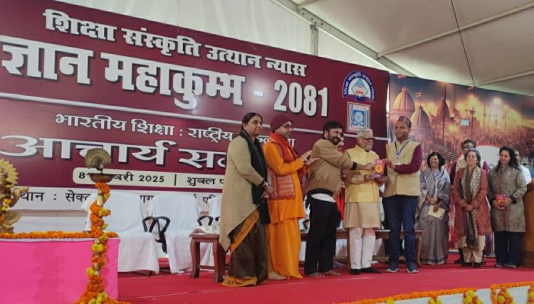 सुपर 30 के संस्थापक आंनद ने शिक्षक को किया सम्मानित