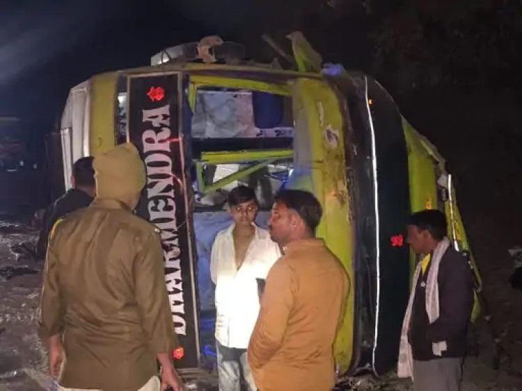 महाकुंभ से लौट रही बस पलटी, एक बच्चे का हाथ कटा-28 घायल