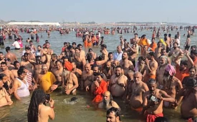 महाकुम्भ : करोड़ों श्रद्धालुओं की भीड़ देखते हुए जूना अखाडे के संतों ने दोपहर में किया अमृत स्नान