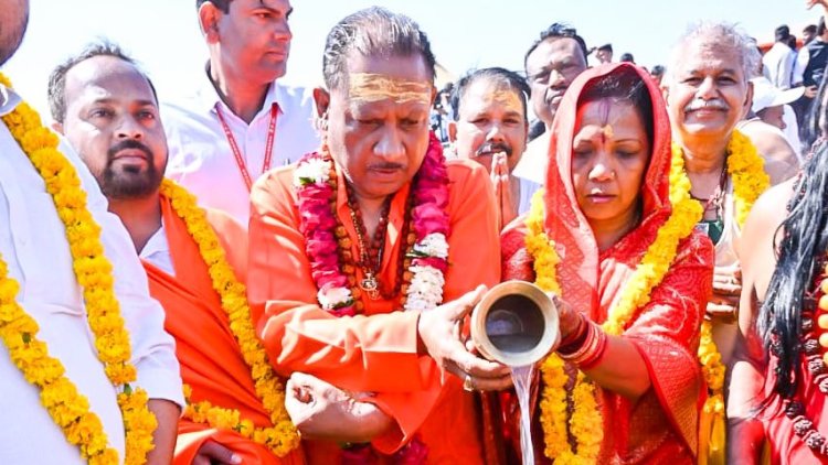 छत्तीसगढ़ के राज्यपाल और सीएम ने अपनी कैबिनेट के साथ त्रिवेणी संगम में किया पावन स्नान