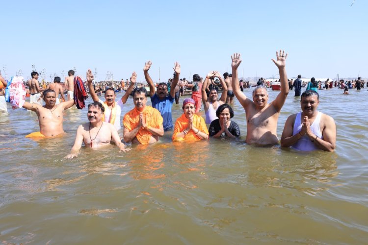 महाकुम्भ : त्रिपुरा के मुख्यमंत्री ने परिवार सहित संगम में किया पवित्र स्नान