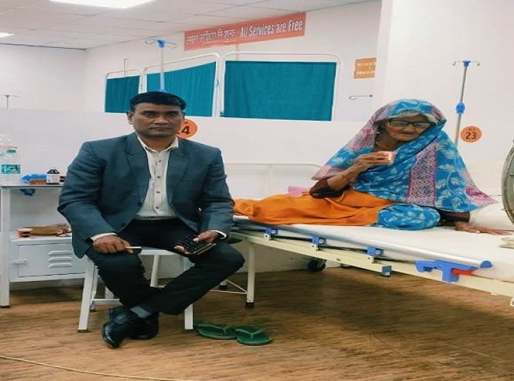महाकुम्भ में परिजनों से बिछुड़ी वृद्ध महिला को मिला समाज कल्याण विभाग का साथ